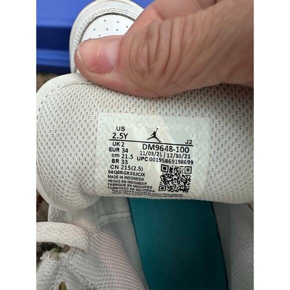 Nike Air Jordan White Teal Retro 1 Mid SE Lace Up Sneaker Shoes Size 2.5 - Picture 4 of 6